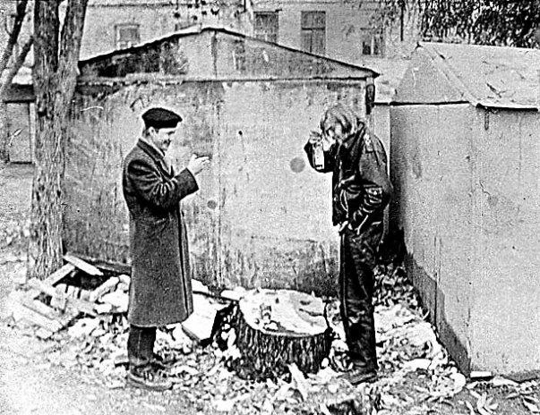 Выступление на сцене Справа — Бред, слева — предположительно, Сплтн