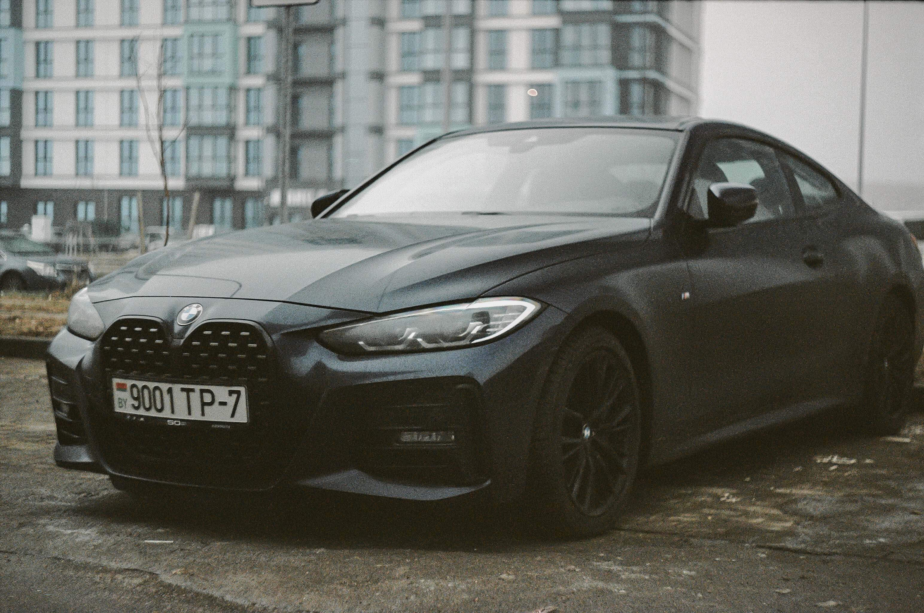 Фотосессия автомобиля BMW в тумане