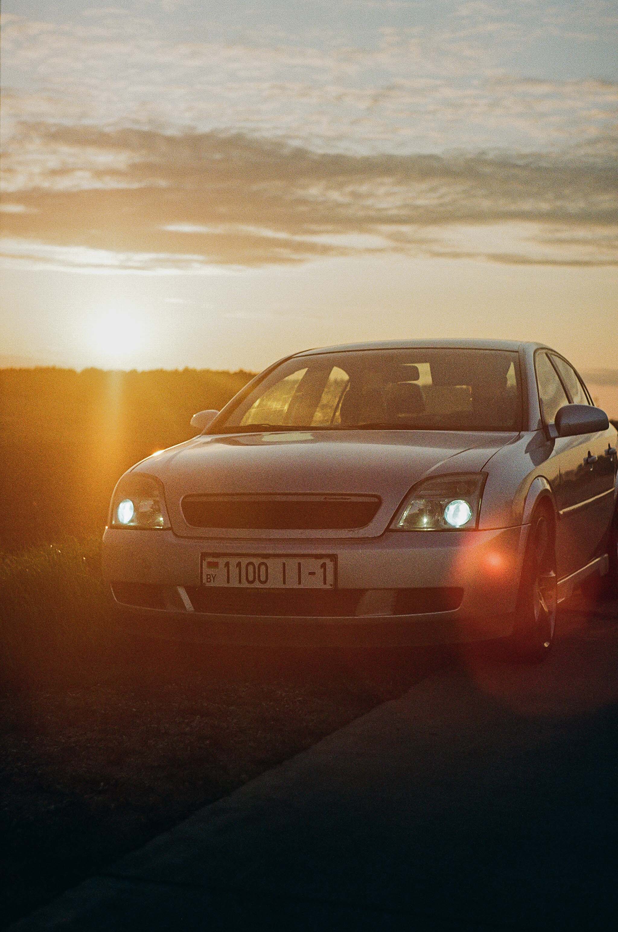 Фото автомобиля Opel Vectra на закате