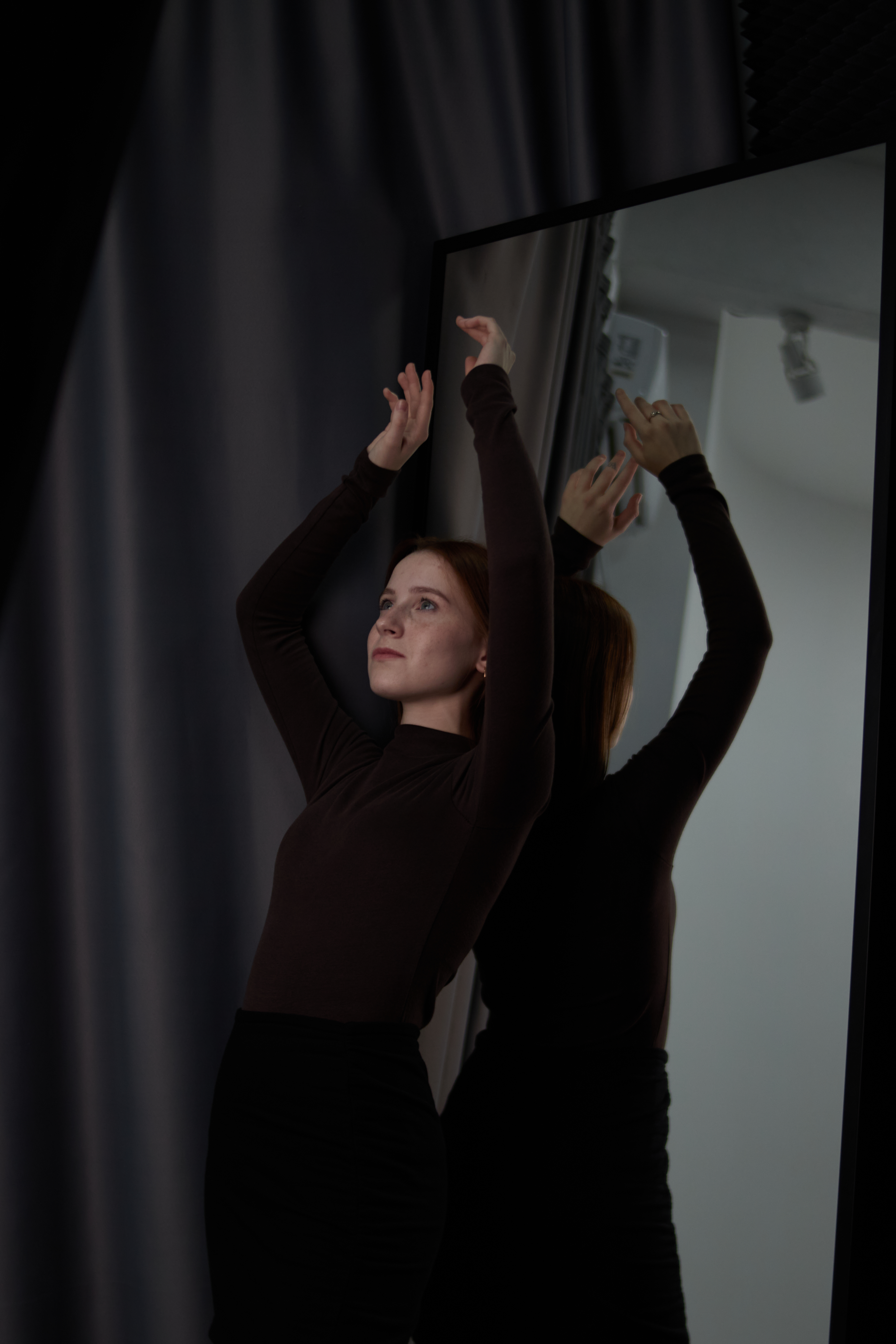 Дизайнер около зеркала