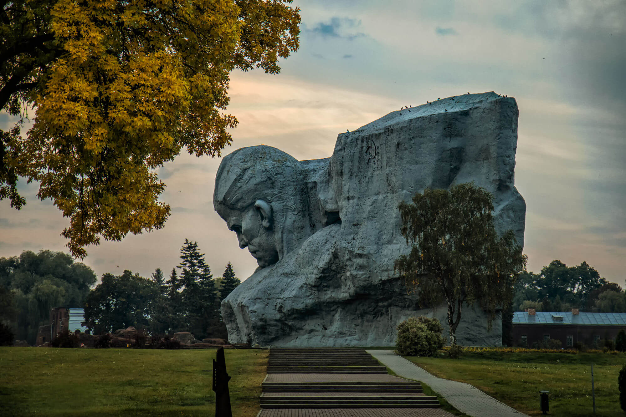 Памятники белоруссии. Брестская крепость мемориальный комплекс. Беларусь Брестская крепость памятник. Мемориал Брестская крепость монумент мужество. Монумент мужество Брест Беларусь.