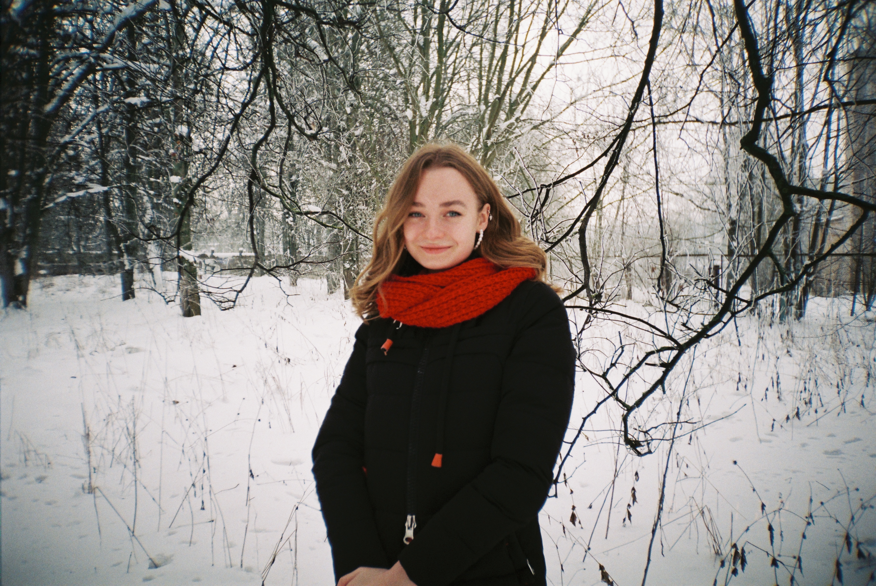 Зимнее фото девушки в лесу