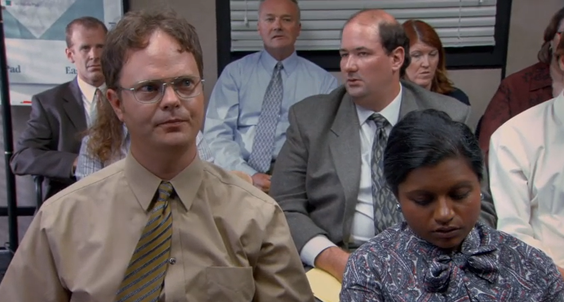 Работники офиса сидят на совещании