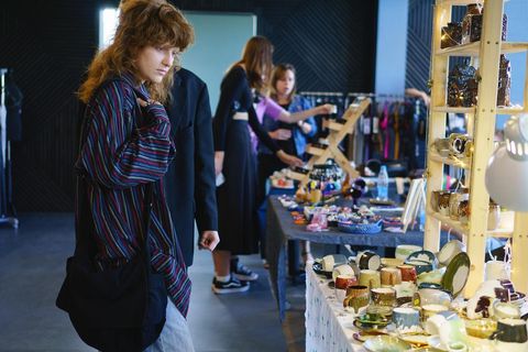 Покупатели выбирают керамические изделия Керамические изделия на сапраудном маркете
