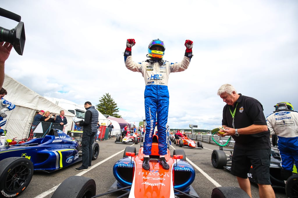 Оскар Пиастри с контрактом McLaren