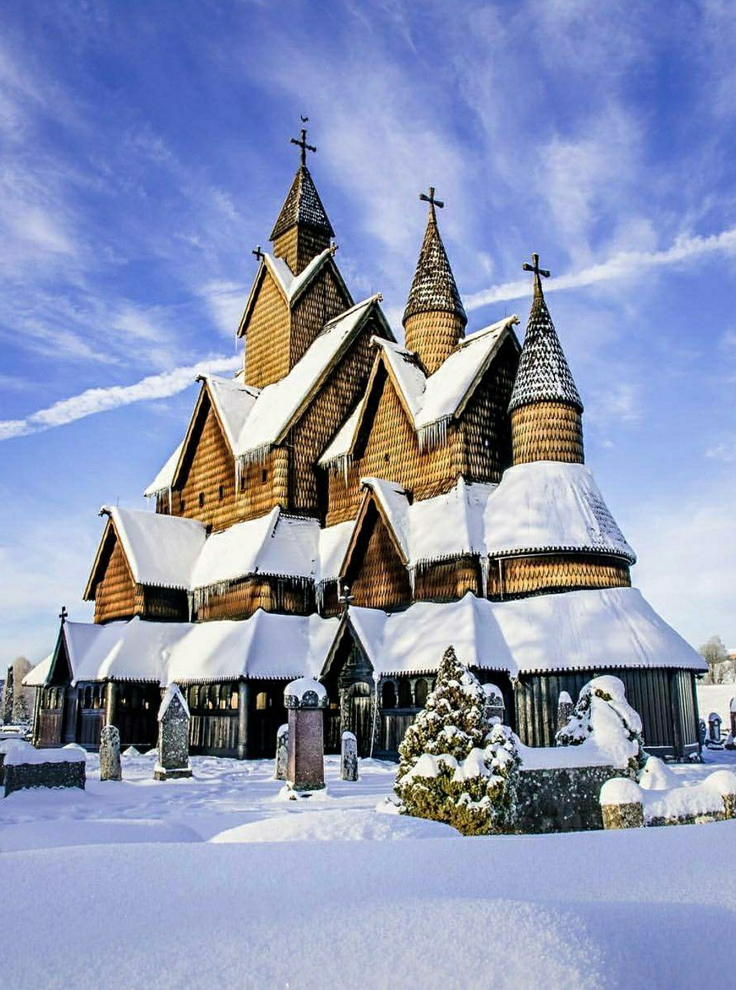 древняя каркасная скандинавская церковь в норвегии