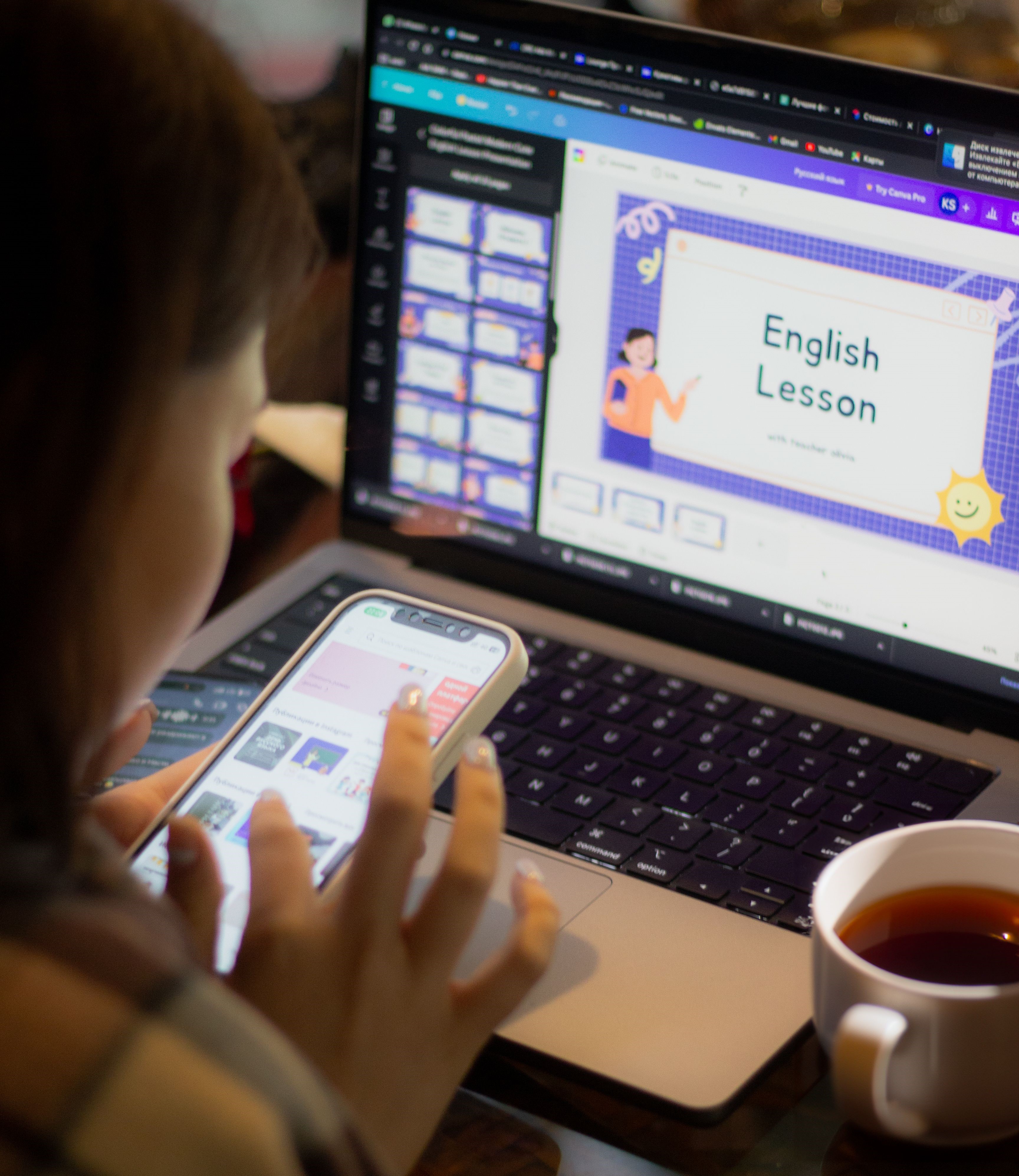 Рабочий стол с телефоном и блокнотом для изучения английского
