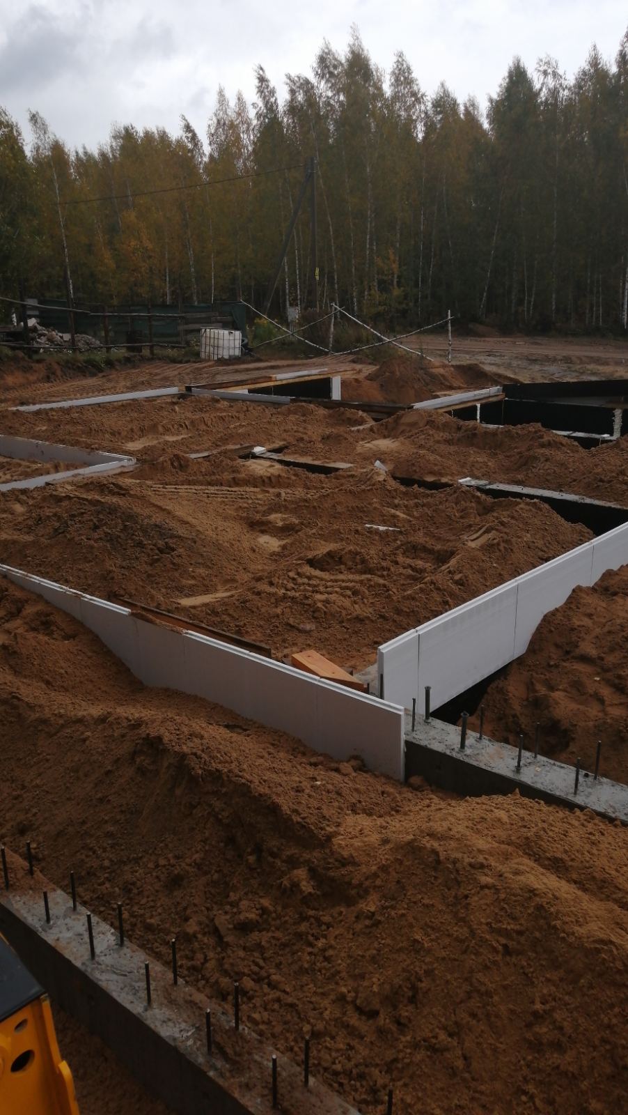 zasypka-fundamenta-peskom-i-obsypka