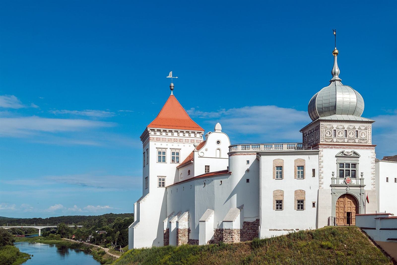 Королевский замок над рекой в Гродно Старый замок в Гродно на берегу Немана