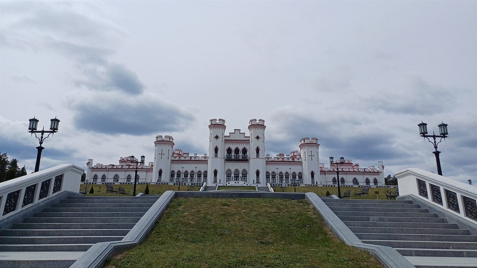 Фасад Коссовского дворца с башнями