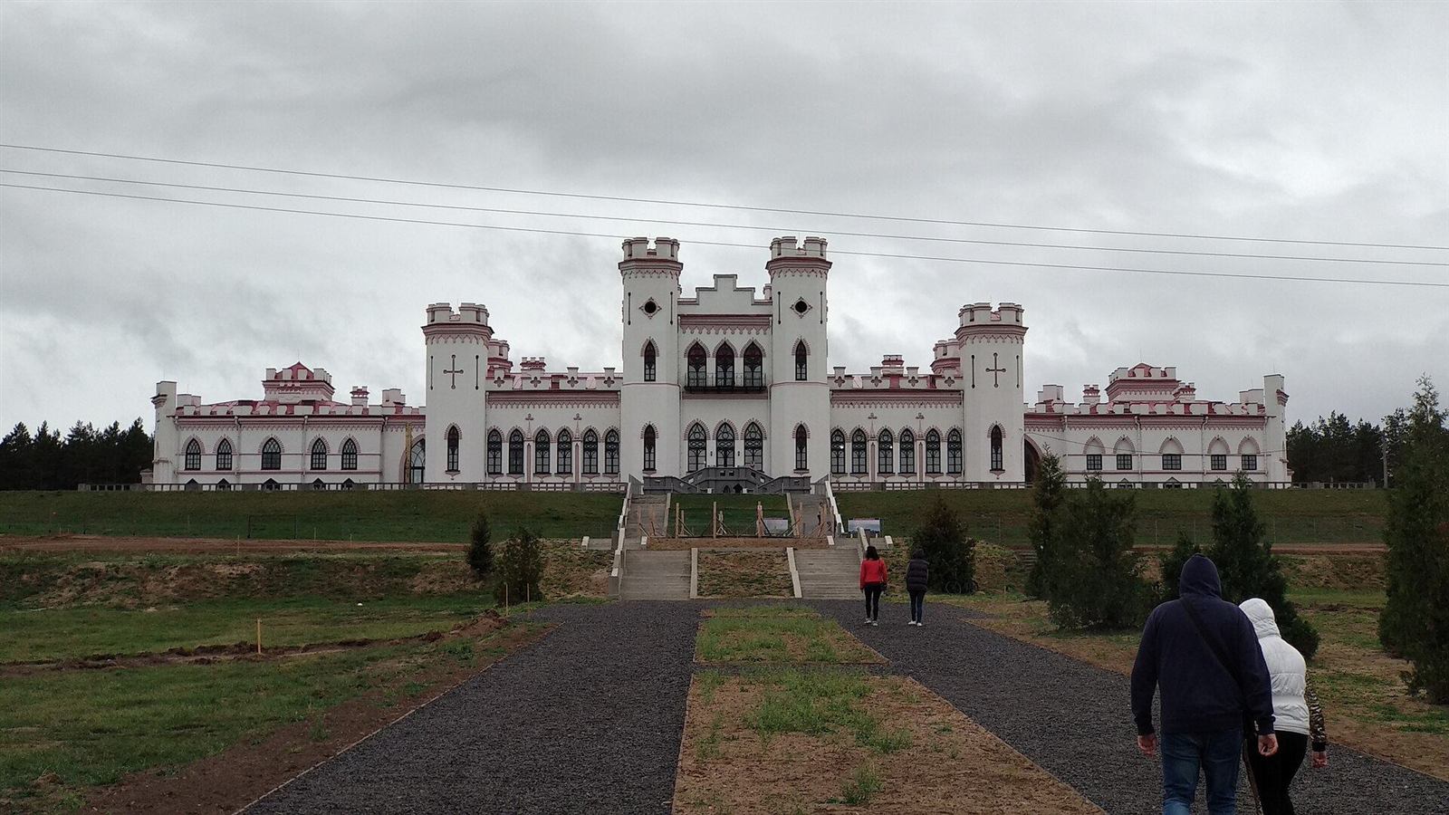 Неоготический фасад дворца Пусловских в Коссово Коссовский дворец Пусловских в Брестской области
