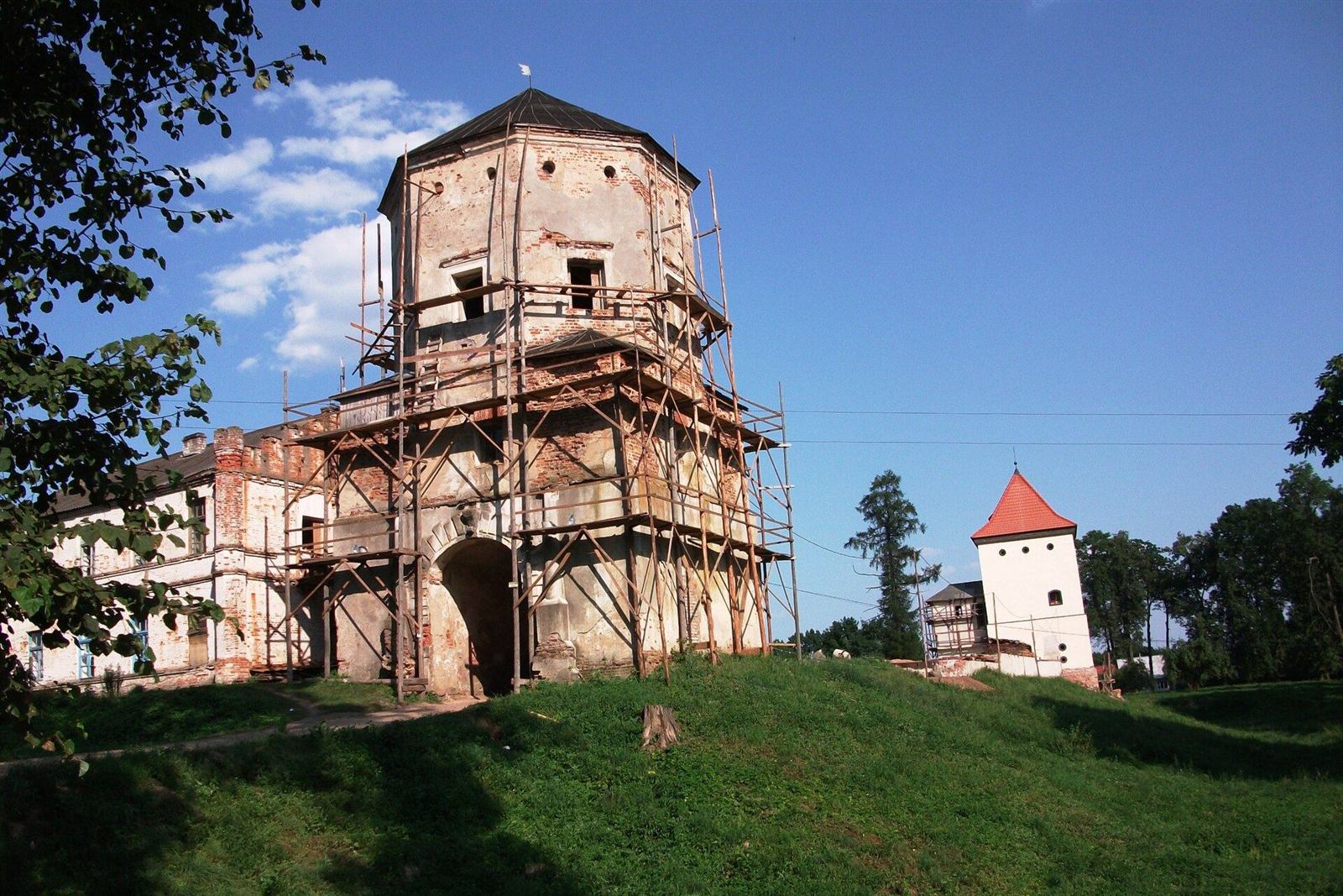 Двор и башни Любчанского замка